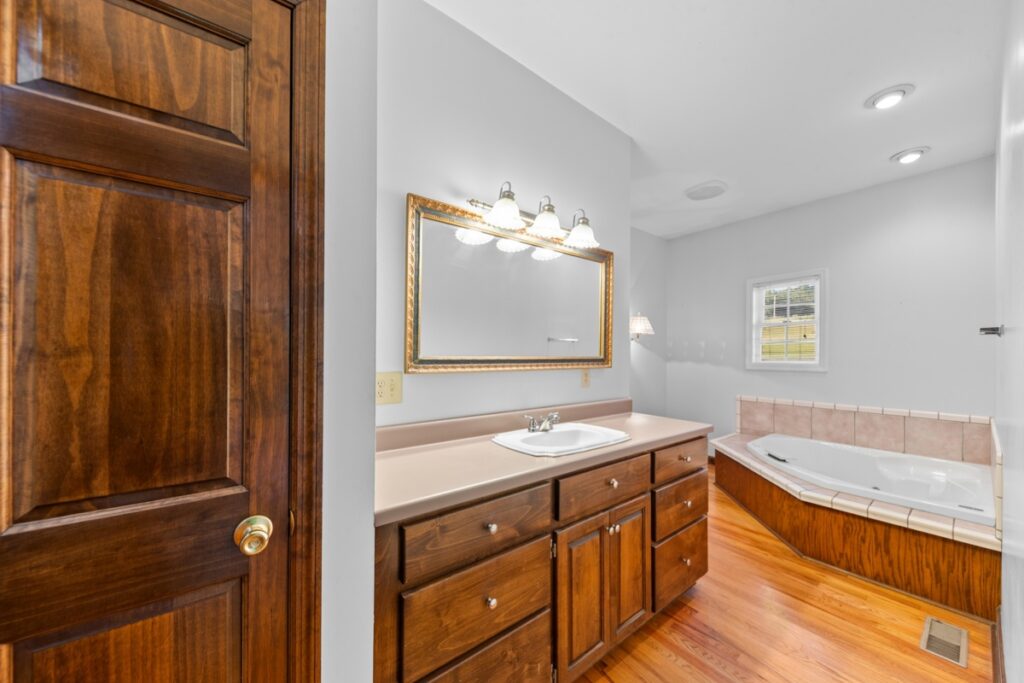 1090b8f6-c45d-4046-bf91-fdc1c8c196cb.jpg